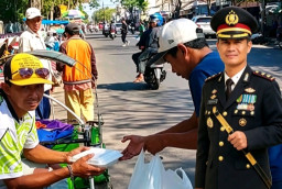 Doa Tulus Penarik Becak untuk Kapolres Sampang Saat Aksi Sosial Jumat Berkah