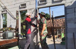 Budaya Gotong Royong Masih Kental, TNI dan Masyarakat Jrengik Bahu-Membahu Bedah Rumah