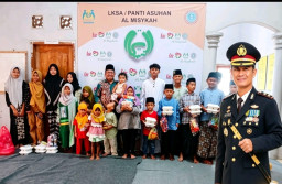 Niat Tulus Berbagi, Kapolres Sampang Salurkan Ratusan Nasi Kotak untuk Abang Becak dan Anak Yatim
