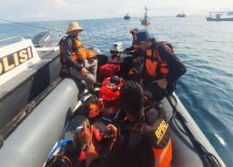 Tim SAR Gabungan Sisir Perairan Mandangin Cari Korban Laka Laut yang Terpental dari Kapal