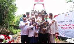 Simbol Persatuan, AKBP Hartono Resmikan Jembatan Gantung Hasil Gotong Royong di Sampang