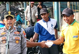 Waka Polres Sampang Tebar Kebaikan di 5 Dzulhijjah, Bagikan Makanan di Sepanjang Jalan Protokol