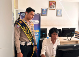 Petugas Satpas SIM Polresta Denpasar Dampingi Pemohon Saat Ujian Teori, Wujudkan Pelayanan Humanis dan Profesional