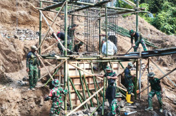 Dandim Rizal Wijaya Turun ke Lapangan, Pastikan Jembatan Penghubung Saba-Adegan Berkualitas