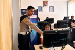 Humanis dan Responsif, Satpas SIM Polresta Denpasar Dampingi Pemohon Saat Ujian Teori
