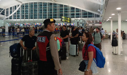 Polisi Sapa Wisatawan di Bandara Ngurah Rai, Sampaikan Imbauan Keamanan