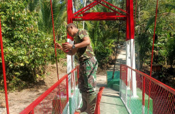 Babinsa Desa Yeh Embang Kauh Poles Tahap Akhir Pembangunan Jembatan Printis Garuda 