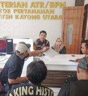 Warga Simpang Hilir Geruduk Kantor BPN Kayong Utara Tuntut Sertifikat Tanah Yang Sudah Tercatat di Sistem.