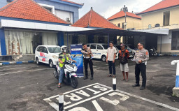 Petugas Satpas SIM Polresta Denpasar Dampingi Pemohon Ujian Praktik, Wujudkan Pelayanan Humanis dan Profesional