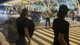 Polres Bandara Ngurah Rai Perketat Pengaturan Lalu Lintas di Terminal Internasional Saat Puncak Kedatangan Penumpang