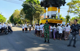 Pastikan Keamanan Hari Raya Galungan, Babinsa Banjar Tengah Kawal Persembahyangan Umat Hindu di Pura Puseh Agung