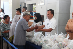 Berbagi Kebahagiaan, Lapas Kelas I Madiun Bagikan Bantuan kepada Warga Sekitar