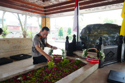 Jelang Hari Bhayangkara ke-80, Kapolri Ziarah ke Makam Soekarno di Blitar