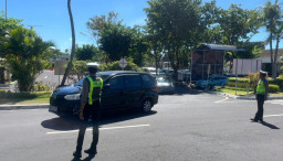 Polisi Atur Lalu Lintas di Terminal Domestik Kawasan Bandara I Gusti Ngurah Rai