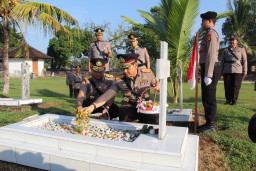 Sambut HUT Bhayangkara ke-80, Kapolda Bali Pimpin Ziarah dan Tabur Bunga di TMP Pancaka Tirta Tabanan