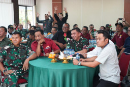 Sinergi Tanpa Batas, Kapendam IX/Udayana Ajak Awak Media Nobar Piala Dunia 2026