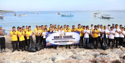 Polres Bandara Ngurah Rai Bersama Warga Bersihkan Pesisir Pantai Sekeh Sambut Hari Bhayangkara ke-80