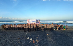 TNI-Polri Kompak Turun ke Pantai, Aksi Bersih Pesisir Warnai Peringatan Hari Bhayangkara ke-80 di Tabanan 