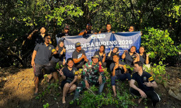 Wujudkan Sungai Lestari: Aksi Nyata Tim Bina Desa Tebar Benih Bandeng di Aliran Sungai Desa Budeng
