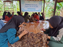 Berdayakan Perempuan Papring, PLN UIP JBTB Genjot Daya Saing Batik Kalipuro Banyuwangi Lewat Digital Marketing dan HAKI