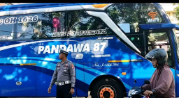 Satlantas Polres Sampang Amankan Jalur Pemberangkatan Ziarah Wali Songo Ponpes Daarul Rahman
