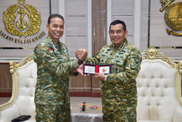 PANGKORMAR TERIMA COURTESY CALL PANGKOGABWILHAN III DI KESATRIAN MARINIR HARTONO CILANDAK*