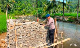 Dukung Mobilitas Warga, Satbrimob Polda Banten Revitalisasi Jembatan di Bayah