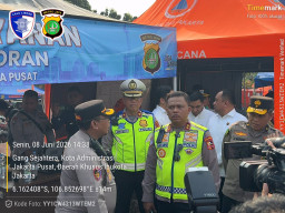 Sambut HUT Bhayangkara ke-80, Kakorlantas Salurkan Bansos dan Bakti Kesehatan untuk Korban Kebakaran Kemayoran