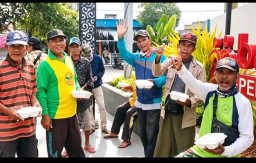 Sinergi Kemanusiaan, Kapolres Sampang Gandeng Media Bagikan Ratusan Nasi Kotak Jumat Berkah