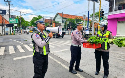 Kreatif! Satlantas Polres Sampang Bagikan Sayur P2L Sambil Edukasi Tertib Berlalu Lintas