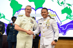 PERWIRA KORPS MARINIR TNI AL RAIH TIGA PENGHARGAAN BERGENGSI DI NATIONAL DEFENSE UNIVERSITY AMERIKA SERIKAT