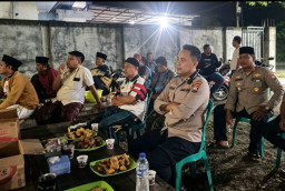 Berbaur Tanpa Sekat, Wakapolres Sampang Nobar Bola Sambil Ngopi Bareng Warga