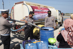 Atasi Krisis Air Bersih di Pangarengan, Kapolres Sampang Pimpin Langsung Penyaluran Bantuan Tangki Air