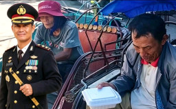 Jumat Berkah Muharram: Senyum Bahagia Tukang Becak Sampang Terima Nasi Kotak dari Kapolres