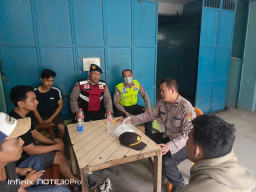 Jaga Jakarta On The Spot, Polsek Kawasan Muara Baru Ajak Pedagang Ikan Wujudkan Kamtibmas Kondusif.