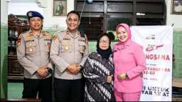 Pererat Silaturahmi, Polres Sampang dan Bhayangkari Gelar Anjangsana ke Kediaman Istri Purnawirawan