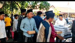 Kapolres Sampang AKBP Hartono Luncurkan Program "Jumat Berbagi" di Masjid Al-Rasyid