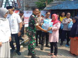 Koramil 01/Tgr Salurkan Bantuan Sembako Melalui Program Jaga Jakarta On The Spot.