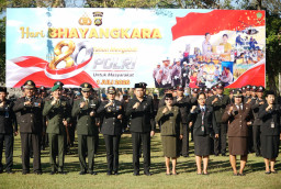 Wujud Sinergitas TNI-Polri, Dandim Jembrana Serahkan Tumpeng Spesial pada Peringatan Hari Bhayangkara ke-80