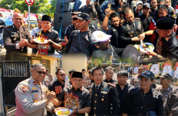 Aksi Prank Warnai Hari Bhayangkara, Massa AMI Bikin PJU Polda Jatim hingga Polrestabes Keluar, Ternyata Bawa Kejutan