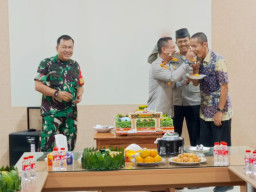 Danramil 01/Tgr Hadiri Perayaan HUT Bhayangkara ke-80 di Polsek Karawaci