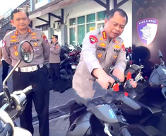 HUT Bhayangkara ke-80 | Kabar Baik! Polrestabes Surabaya Kembalikan 471 Motor Barang Bukti Laka Gratis
