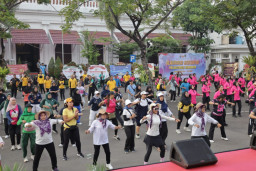 Semarak Hari Bhayangkara ke-80, Polrestabes Surabaya Gelar Olahraga Bersama Ribuan Warga