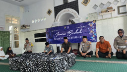 Tebar Kepedulian di Hari Jumat, Satlantas Polres Bangkalan Gelar Jumat Berkah di Musolla Al Muttaqin