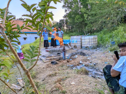 Heboh! Sumur Bor di Desa Karang Gayam, Sampang, Keluarkan Api, Warga Berbondong-bondong Datangi Lokasi