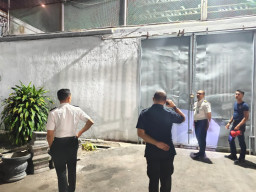 Tingkatkan Kewaspadaan, Petugas Lapas Kelas I Madiun Sisir Area Brandgang Saat Patroli Malam