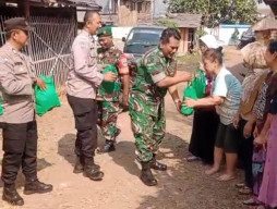 Koramil 01/Tgr Salurkan Bantuan Sembako Melalui Program On The Spot Kodim 0506/Tgr