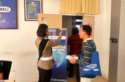 Petugas Satpas SIM Polresta Denpasar Berikan Petunjuk Humanis kepada Pemohon, Wujudkan Pelayanan Prima