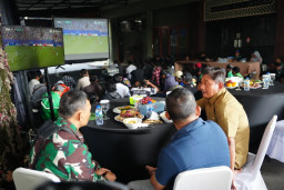 Nobar Piala Dunia Bersama Masyarakat, Korem 052/Wijayakrama Perkuat Kemanunggalan TNI dengan Rakyat