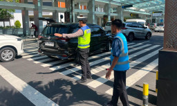Satlantas Polres Bandara Ngurah Rai Hadir Jaga Kelancaran Arus Kendaraan di Terminal Domestik